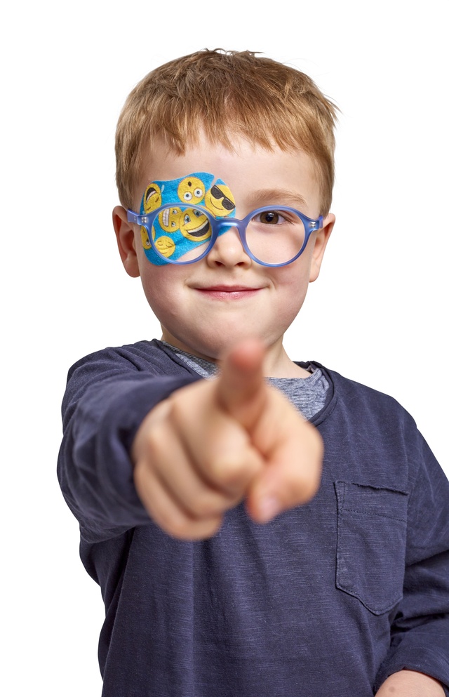 Junge mit ORTOPAD®-Augenpflaster zeigt mit dem Finger