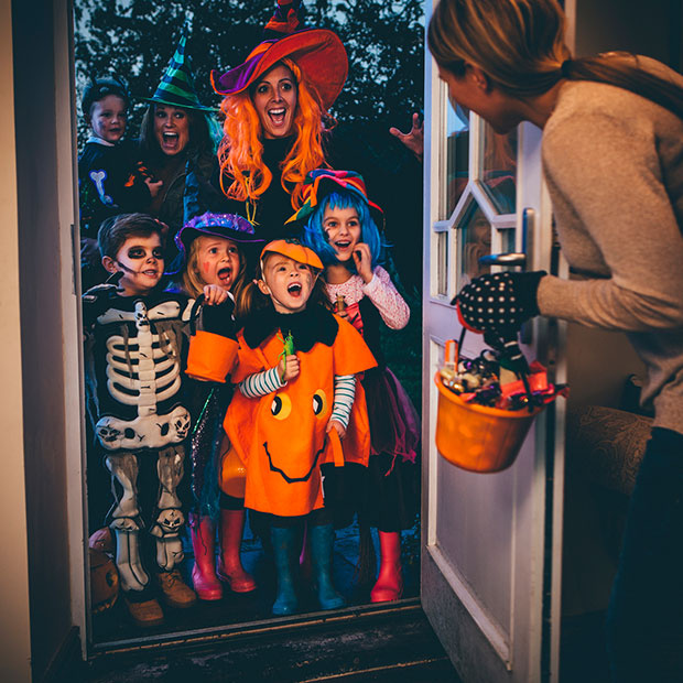 Verkleidete Kinder an Halloween an der Haustür