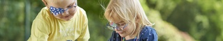 Kopfgrafik spielende Kinder mit ORTOPAD® Augenpflaster Gespenster und Regenbogen