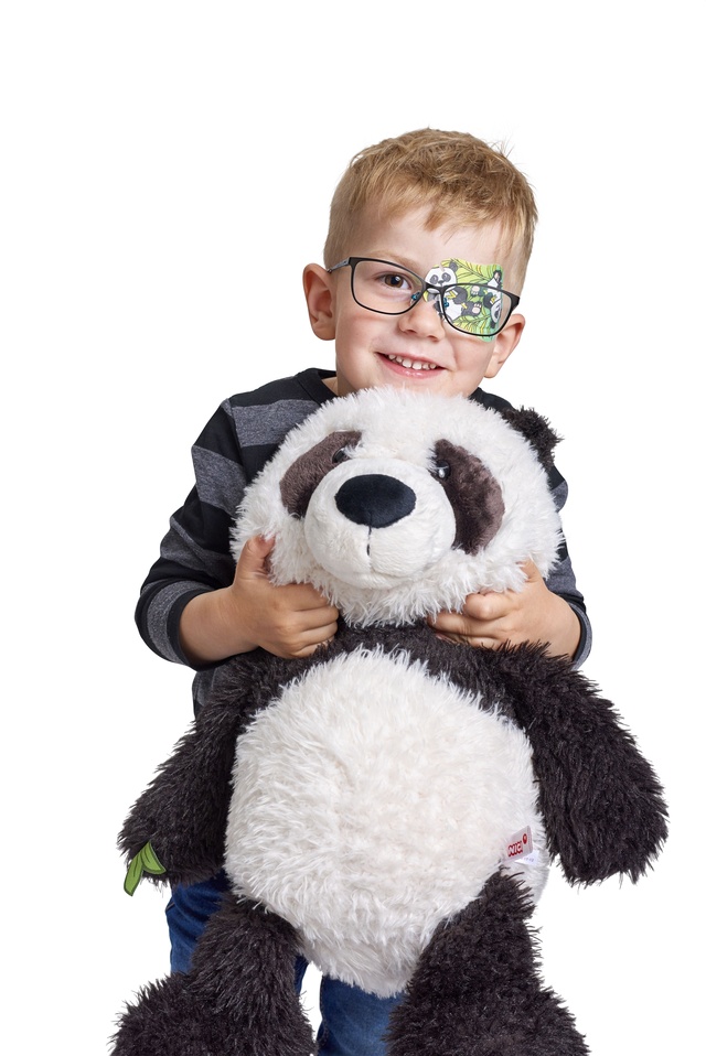 Junge mit Panda-Kuscheltier im Arm