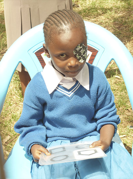 kenianisches Kind mit Augenpflaster