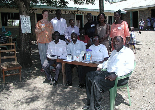 Frau Paschke vor Ort in Kenia – KARIBU-Projekt